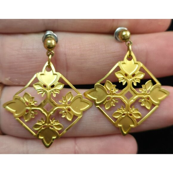 Hawaiian Quilt Square Goldtone Earrings - Picture 2 of 3